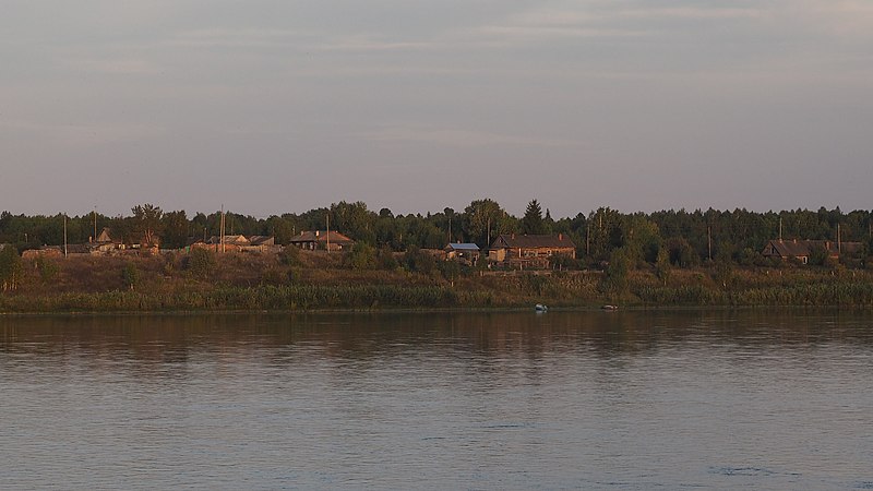 Вид на село Захаровка с противоположного берега реки Енисей.
